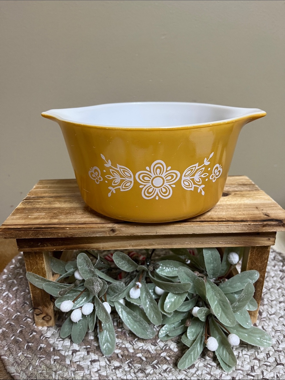 VTG Pyrex 473 B 1Qt. Butterfly Gold Yellow Dish in good condition